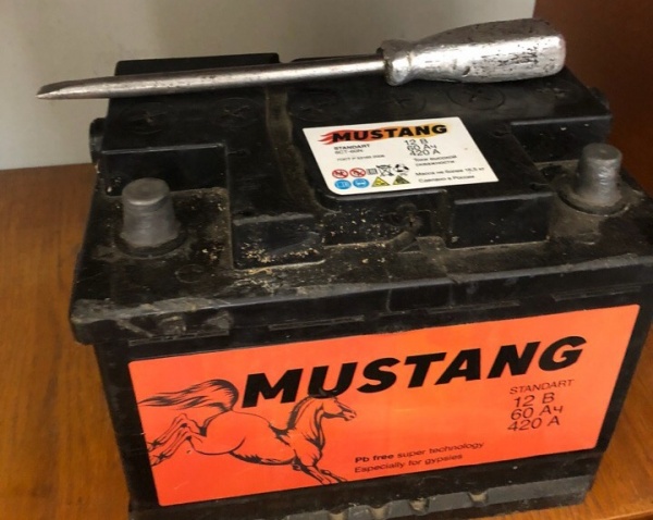 ​В Ленинском районе сотрудники полиции раскрыли кражу автомобильного аккумулятора в течение двух часов