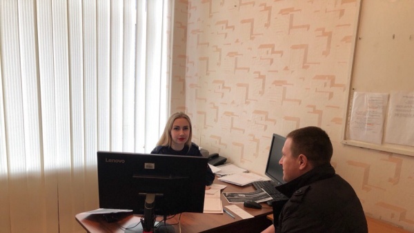 Полицейские Ленинского района рассказывают жителям об удобстве получения госуслуг по линии МВД России в электронном виде