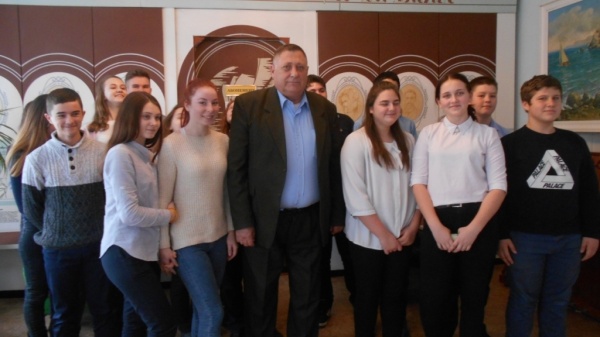 Работниками Ленинской районной библиотеки проведён патриотический альманах «В единстве с Россией крымчане живут»