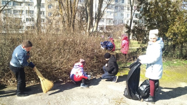 В преддверии праздничных мероприятий, приуроченных к годовщине Крымской весны, на территории Ленинского района прошел субботник