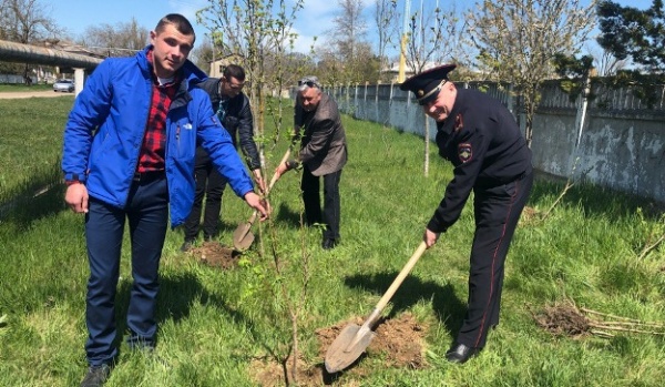 ​В Ленинском районе сотрудники полиции члены Общественного совета при ОМВД России по Ленинскому району организовали акцию "Посади дерево памяти!"
