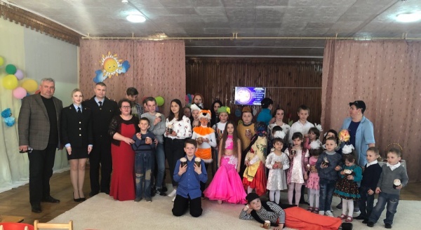 ​В Ленинском районе полицейские поздравили с Пасхой воспитанников подшефного социально реабилитационного центра для несовершеннолетних в г.Щелкино.