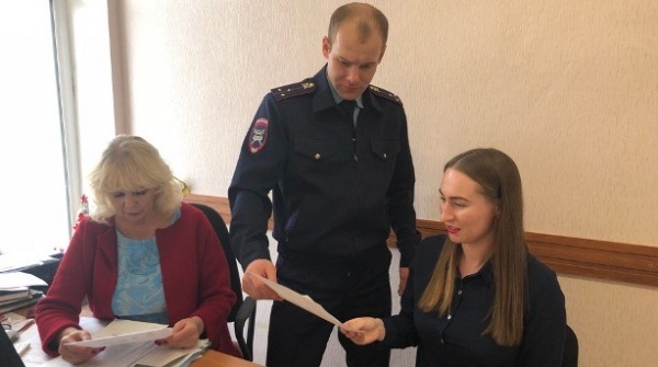 Сотрудники ОМВД России по Ленинскому району провели акцию «Госуслуги - это проще, чем кажется!»