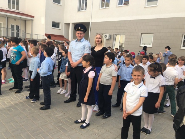 Полицейские Ленинского района провели с детьми «Зарядку со стражами порядка»