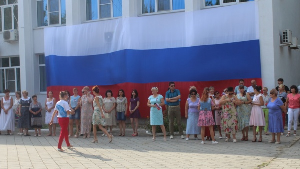 2 августа 2019 года на площади возле здания Администрации Ленинского района состоялось торжественное собрание, посвященное празднованию Дня Государственного Флага Российской Федерации