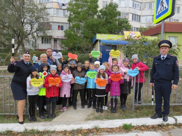 Госавтоинспекция провела в г.Щелкино  акцию по безопасности юных пешеходов