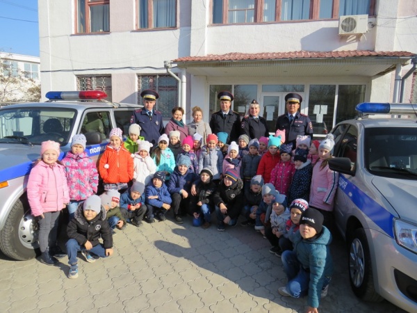 В Ленинском районе инспекторы ГИБДД организовали для малышей «День открытых дверей»