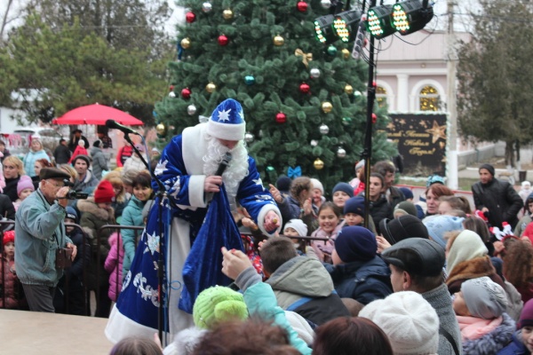 Состоялось торжественное открытие Главной Ёлки Ленинского района