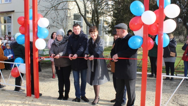 В селе Батальное Ленинского района состоялось торжественное открытие детской игровой площадки