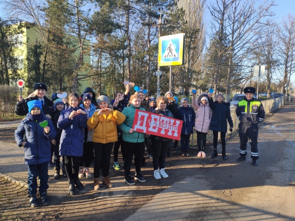 В Ленинском районе дети вместе с Госавтоинспекторами провели акцию «Достучаться до сердец»