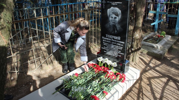 В селе Калиновка Ленинского района состоялось открытие надгробного памятного знака в честь помощницы медицинской сестры Топчий Надежды Васильевны