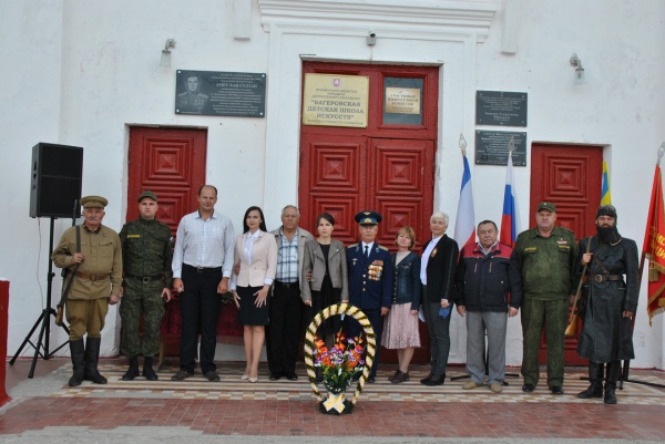 В рамках проведения Года памяти и Славы открыта мемориальная доска выдающемуся военному летчику-асу дважды Герою Советского Союза Амет-Хан-Султану