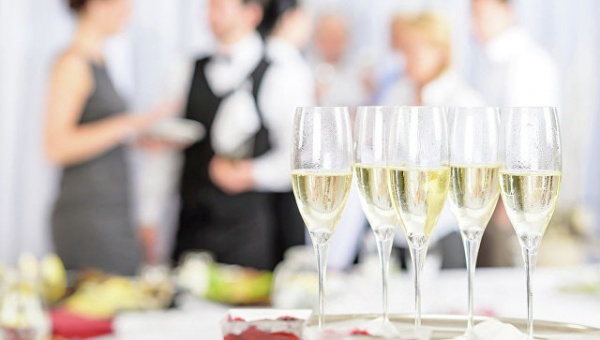 Аксенов продлил запрет на проведение банкетов и массовых гуляний