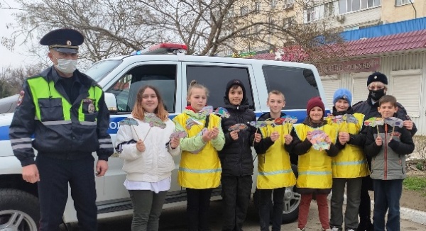 Госавтоинспекция провела в г. Щелкино акцию по теме безопасности юных пешеходов