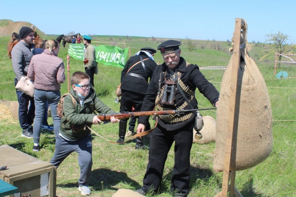 В селе Челядиново Ленинского района состоялась военно-историческая реконструкция эпизода Перекопско-Чонгарской операции