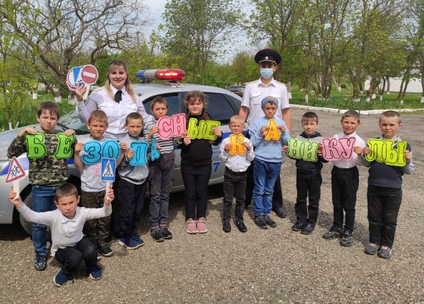 Сотрудники Ленинской госавтоинспекции провели занятия по вопросам безопасности дорожного движения в гостях у школьников