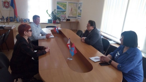 Олег Лобов с рабочим визитом посетил администрацию города Щелкино Республики Крым