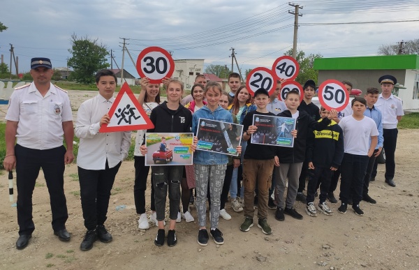 В Ленинском районе сотрудники ГИБДД и их юные помощники провели акцию "Дорога для жизни"