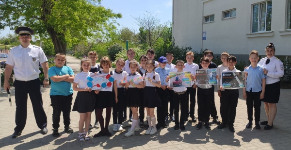 В Ленинском районе Госавтоинспекторы и их юные помощники призвали водителей снижать скорость