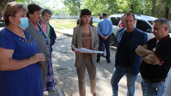 Глава Администрации Ленинского района Екатерина Юровских провела рабочее совещание с жителями МКД №39,45 улицы Шоссейной