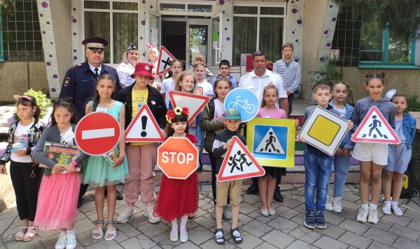 Госавтоинспекция Ленинского района поздравила ребят с Днем защиты детей