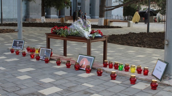 В посёлке Ленино состоялось траурное возложение цветов в память по погибшим в городе Перми 20 сентября 2021 года