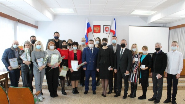 ​10 декабря 2021 года в преддверии Дня Конституции Российской Федерации в Администрации Ленинского района состоялось торжественное собрание и праздничный концерт.