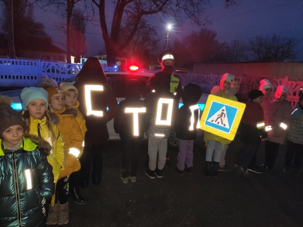 ​В Ленинском районе юные участники дорожного движения вместе с Госавтоинспекторами популяризировали светоотражатели в детской среде