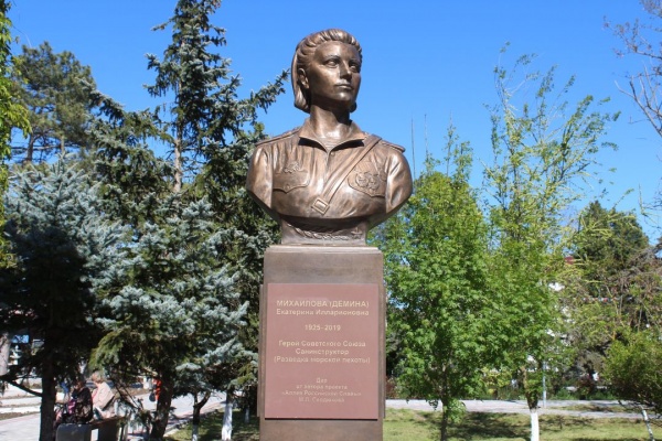 В Ленинском районе состоялось торжественное открытие памятника Герою Советского Союза Екатерине Илларионовне Деминой