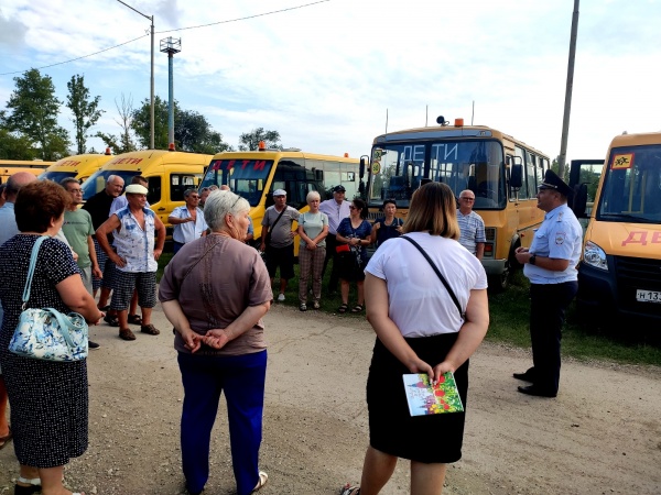 Сотрудники Госавтоинспекции перед началом учебного года проводят проверки технического состояния школьных автобусов