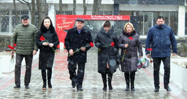 В Ленинском районе почтили память дважды Героя Советского Союза Амет-Хана Султана и воинов, сражавшихся в Сталинградской битве