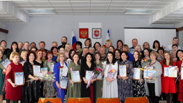 В Администрации Ленинского района состоялось торжественное собрание, посвящённое Дню работника культуры