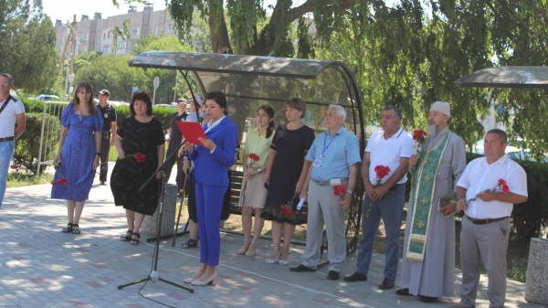 В поселке Ленино состоялось возложение цветов к памятному знаку жертвам депортации
