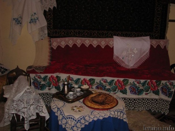выставка народных промыслов в фойе Дома культуры пгт Ленино