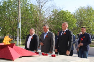 К Обелиску Славы пгт Ленино возложили цветы в честь 80-летия освобождения Ленинского района от фашистских захватчиков