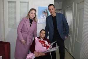 Руководство Ленинского района поздравили ветерана труда Данилову Валентину Ивановну