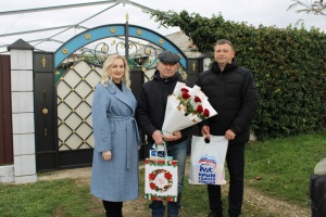 В Ленинском районе продолжается череда праздничных поздравлений жителей