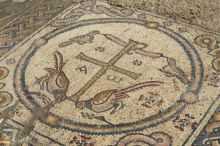 Археологи раскопали древнюю церковь с чудесной мозаикой