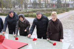 В годовщину завершения Крымской войны 1853–1856 годов представители районной администрации возложили цветы к Обелиску Славы