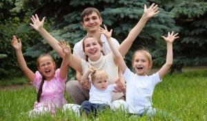 О выдаче справок, временно заменяющих удостоверения многодетной семьи