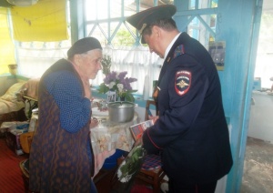 Сотрудники Ленинской полиции поздравили ветеранов Великой Отечественной войны