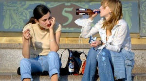 За распитие алкогольных напитков в общественных местах грозит  штраф