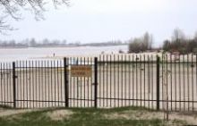 В Мысовом срезали заборы, мешающие проходу на пляж