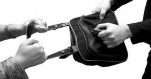 Крымчанка, сожитель которой похитил принадлежащие ей ценности и деньги, обратилась за помощью в полицию