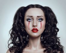 Жительница Чили плачет кровавыми слезами