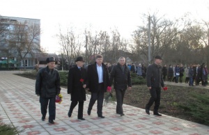 Торжественное возложение цветов к Обелиску Славы посёлка Ленино, посвященное Дню Героев Отечества