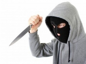 Ленинские полицейские по "горячим следам" задержали подозреваемых в разбойном нападении