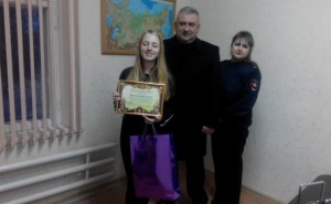 Общественный совет при ОМВД России по Ленинскому району наградил победительницу творческого рисунка о службе в полиции