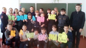 В Ленинском районе инспекторы ГИБДД проводят с ребятами акцию «Безопасные каникулы»