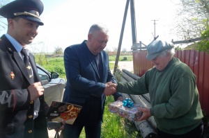 В Ленинском районе полицейские и общественники поздравляют с Днем Победы ветеранов Великой Отечественной войны